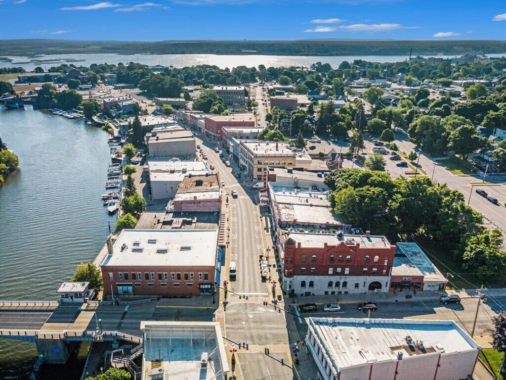 Une vue aérienne d’une ville avec une rivière, des bâtiments et un pont.