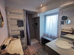 Regadera, secadora de cabello, toallas, papel de baño 