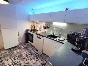 雪櫃、微波爐、焗爐、爐具