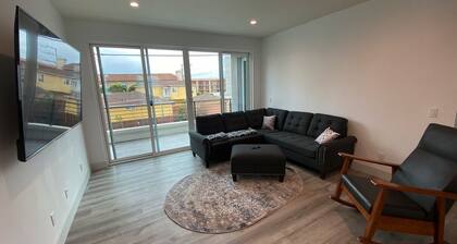 Beautiful Modern Open Floor Plan 2 Bedroom 2 Bath