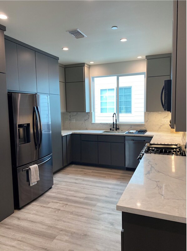 Fridge, microwave, oven, stovetop - Beautiful Modern Open Floor Plan 2 Bedroom 2 Bath (Culver City)