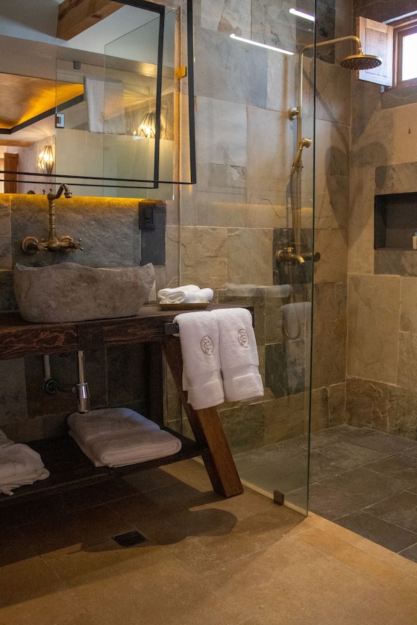 Habitación Deluxe | Baño | Regadera, regadera tipo lluvia, secadora de cabello, batas