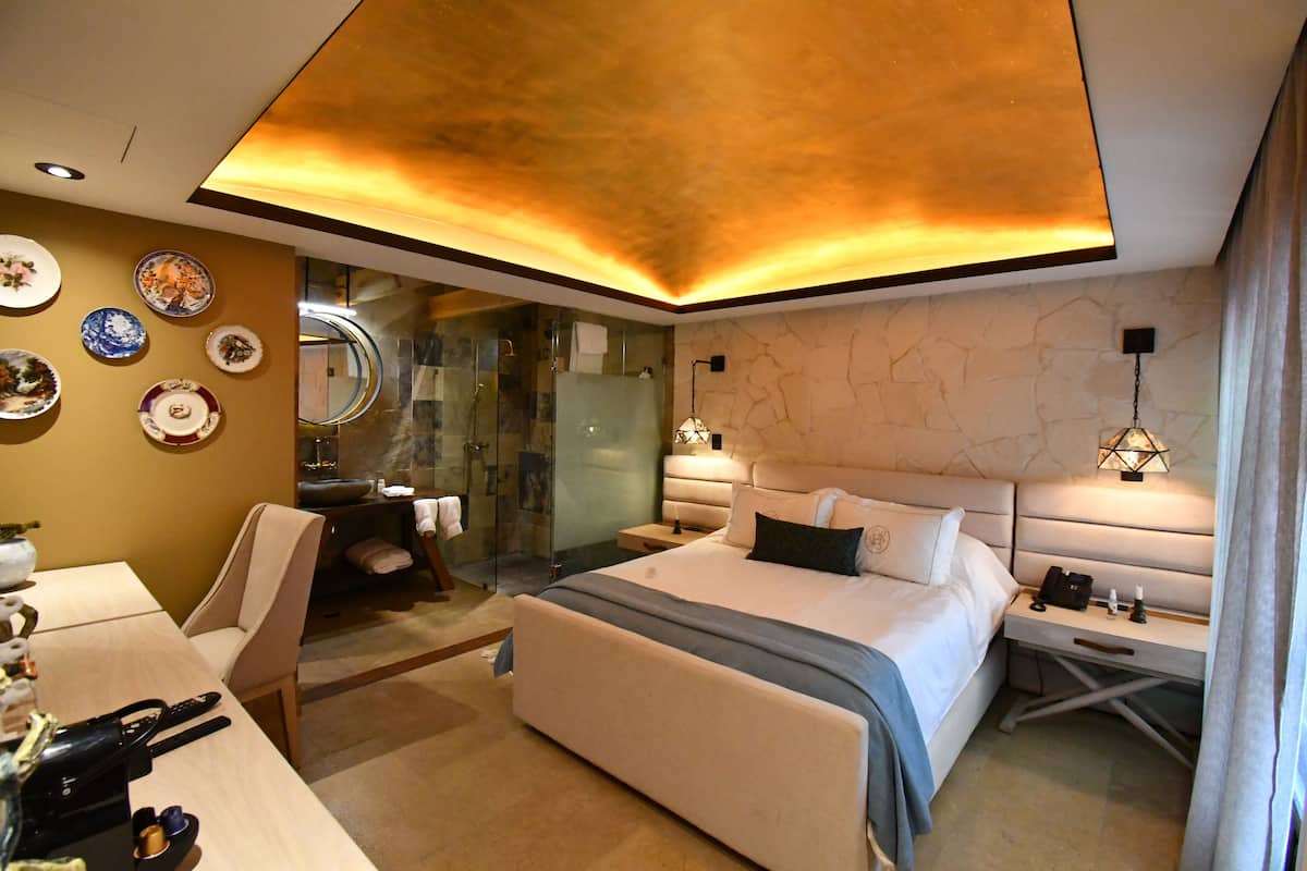 Comfort-Zimmer | Hochwertige Bettwaren, Daunenbettdecken, Minibar, Schreibtisch