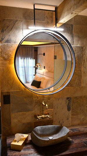 Chambre Confort | Literie de qualité supérieure, couette en duvet d'oie, minibar