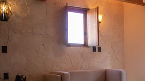 Deluxe Room | Living area | 43-inch Smart TV with cable channels, TV - Hotel Boutique Casa Laja (San Miguel de Allende)