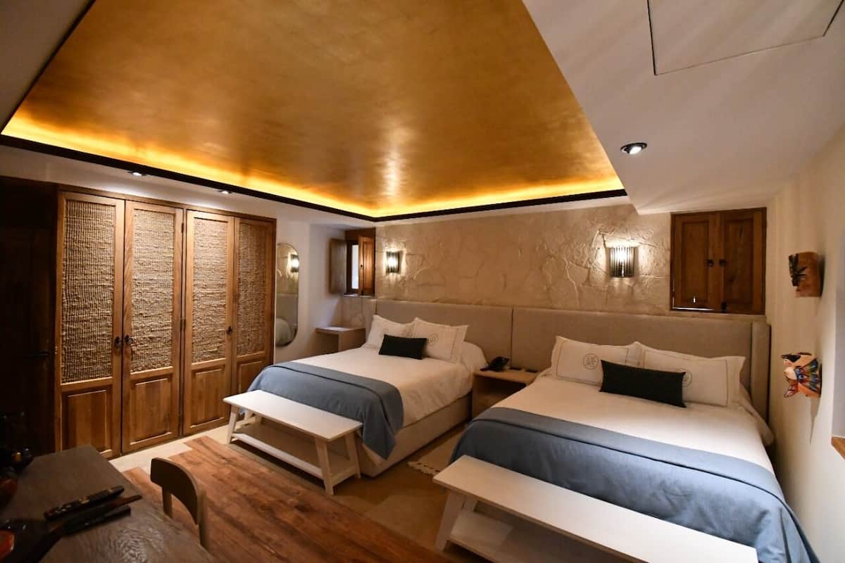 Club-Vierbettzimmer, 1 Schlafzimmer | Hochwertige Bettwaren, Daunenbettdecken, Minibar, Schreibtisch
