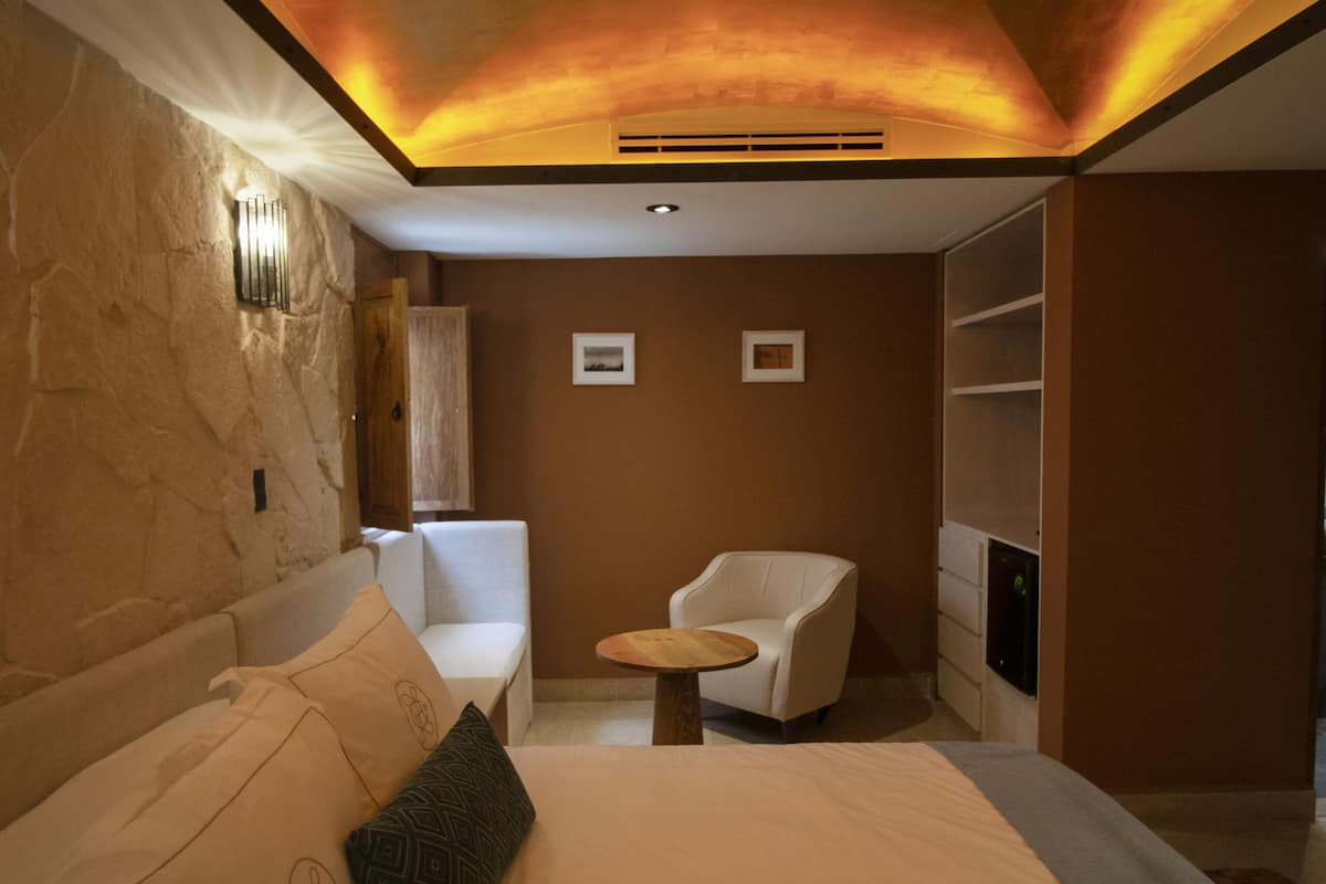 Classic-Zimmer | Hochwertige Bettwaren, Daunenbettdecken, Minibar, Schreibtisch