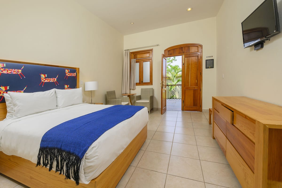 Standard Double Room | Peralatan tempat tidur premium, gebar bulu kapas, peti besi dalam bilik
