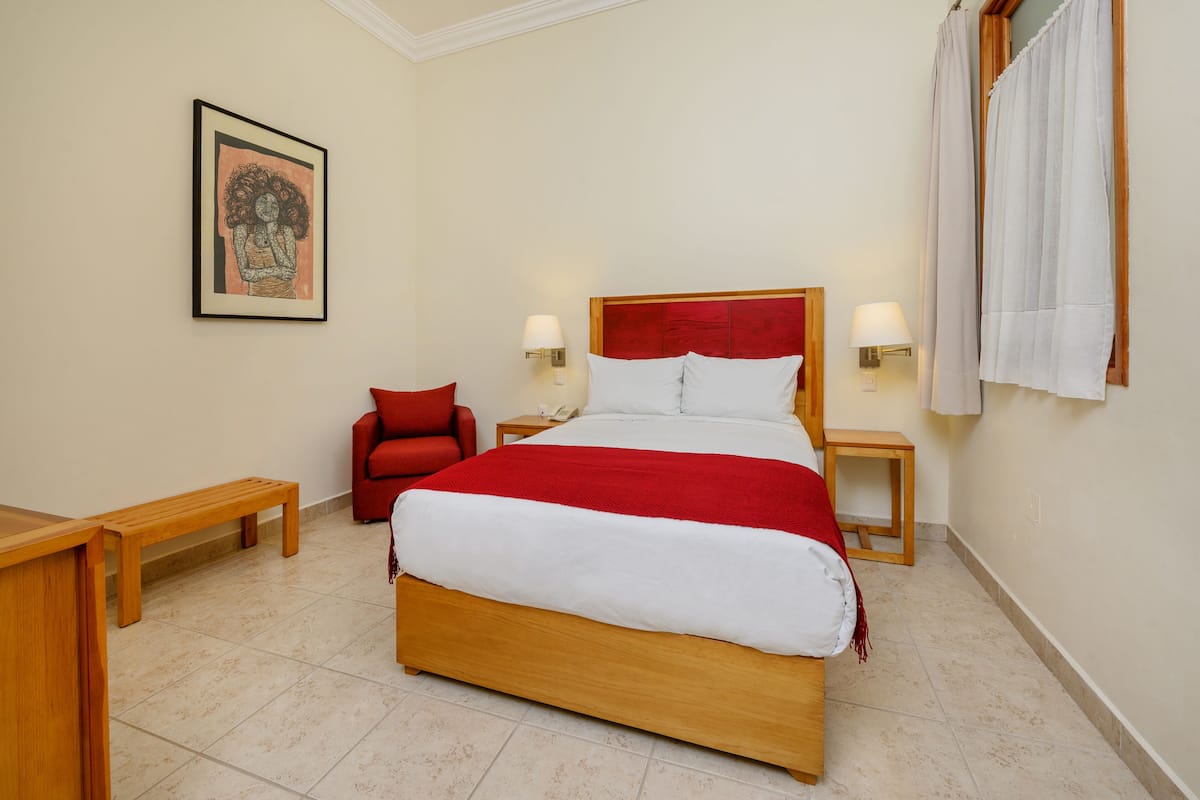 Standard Single Room | Peralatan tempat tidur premium, gebar bulu kapas, peti besi dalam bilik