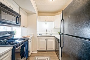 Frigorifero, microonde, forno, piano cottura