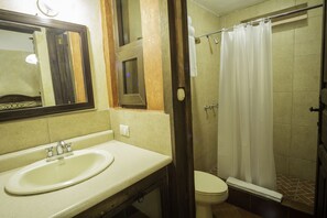 Ein Badezimmer mit Waschbecken, Toilette und Duschvorhang.