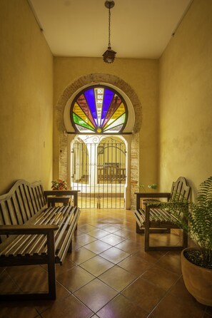 Interior entrance - Hotel Maya Ik (Antigua Guatemala)