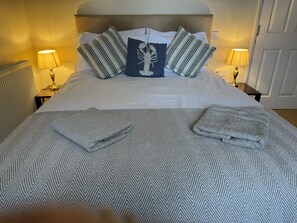 Individually decorated, individually furnished, free WiFi, bed sheets - The Pilot Boat Inn (Bembridge)