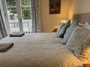Individually decorated, individually furnished, free WiFi, bed sheets - The Pilot Boat Inn (Bembridge)