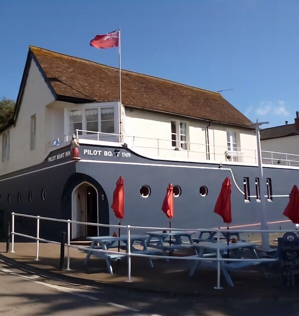A building with a sign reading "Pilot Boat Inn". - The Pilot Boat Inn (Bembridge)