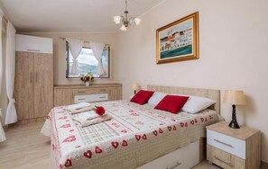 2 多间卧室、客房内保险箱、免费 WiFi、床单