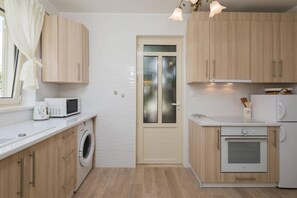 ثلاجة، ميكروويف، فرن، غسالة أطباق