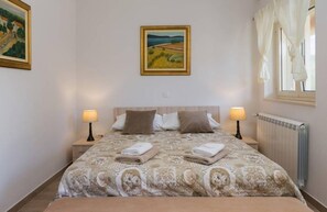 In-room safe, free WiFi, bed sheets