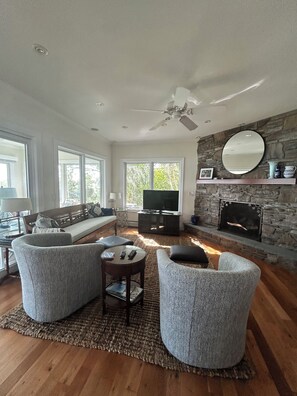 Smart TV, fireplace, DVD player, table tennis