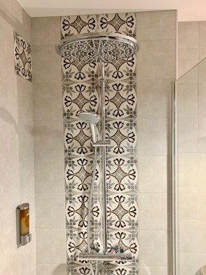 Dusch, hårtork, handdukar och tvål