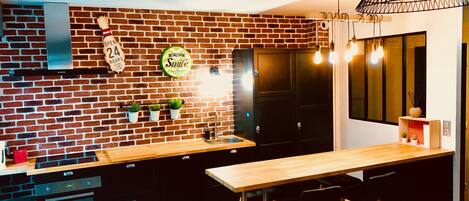 Køleskab, mikrobølgeovn, ovn, kaffe-/temaskine