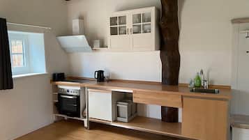 Coffee/tea maker, cookware/dishes/utensils