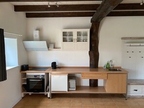 Coffee/tea maker, cookware/dishes/utensils
