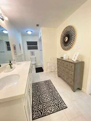 Combined shower/bathtub, hair dryer