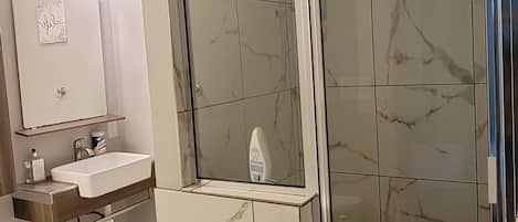 Combined shower/tub