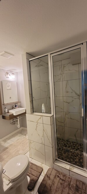 Combined shower/tub