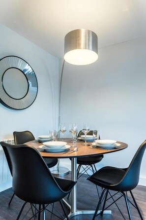 Full-size fridge, microwave, oven, stovetop - Suite Life Serviced Apartments (Swindon)