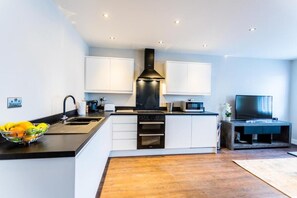 Full-size fridge, microwave, oven, stovetop - Suite Life Serviced Apartments (Swindon)
