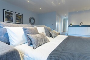 Egyptian cotton sheets, premium bedding, individually decorated - Suite Life Serviced Apartments (Swindon)