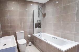 Bañera profunda, artículos de tocador de diseñador, secador de pelo