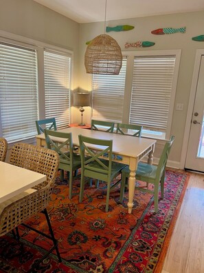 Dining - NCBEACHBUMZ 5 Min walk to beach and sound access. Public parking beach entrance (Atlantic Beach)