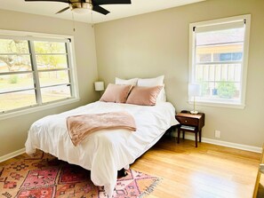 3 Schlafzimmer, Schreibtisch, Bügeleisen/Bügelbrett, Reisekinderbett