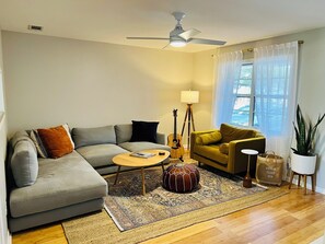 Smart-TV, Kamin, Bücher