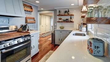 Fridge, oven, stovetop, dishwasher