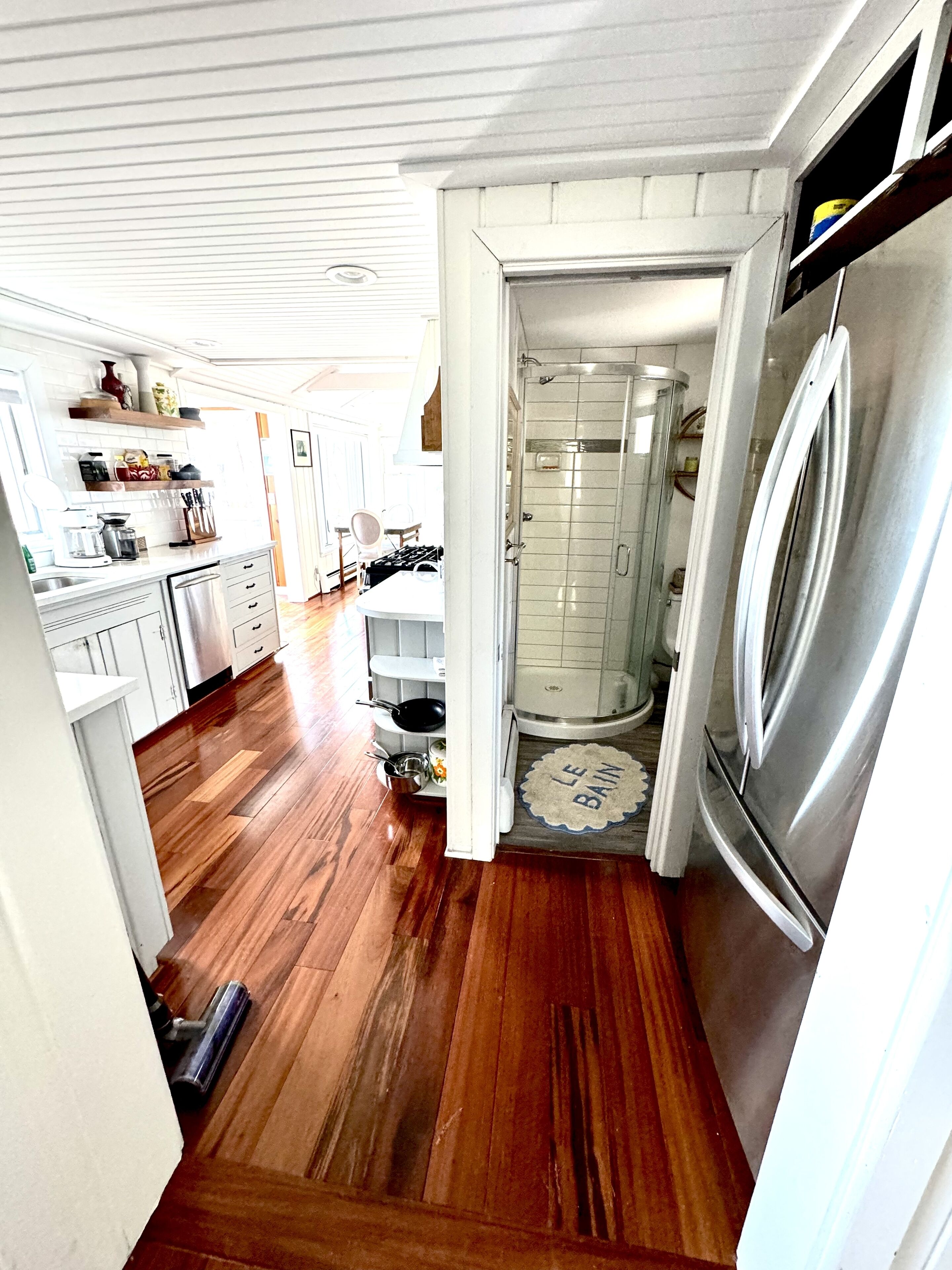 Combined shower/tub, bidet, towels, soap