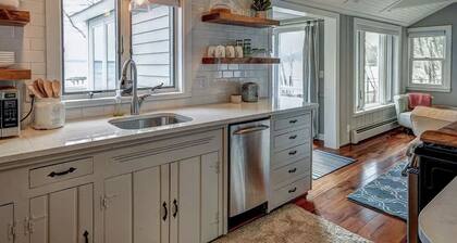 Stunning lake cottage in the heart of wine country