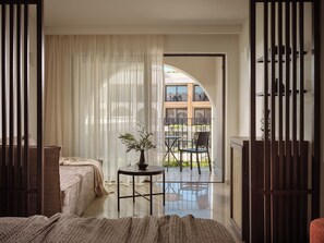 Deluxe Junior Suite | Ruang tamu | 32 inci televisyen skrin rata dengan satelit, TV 