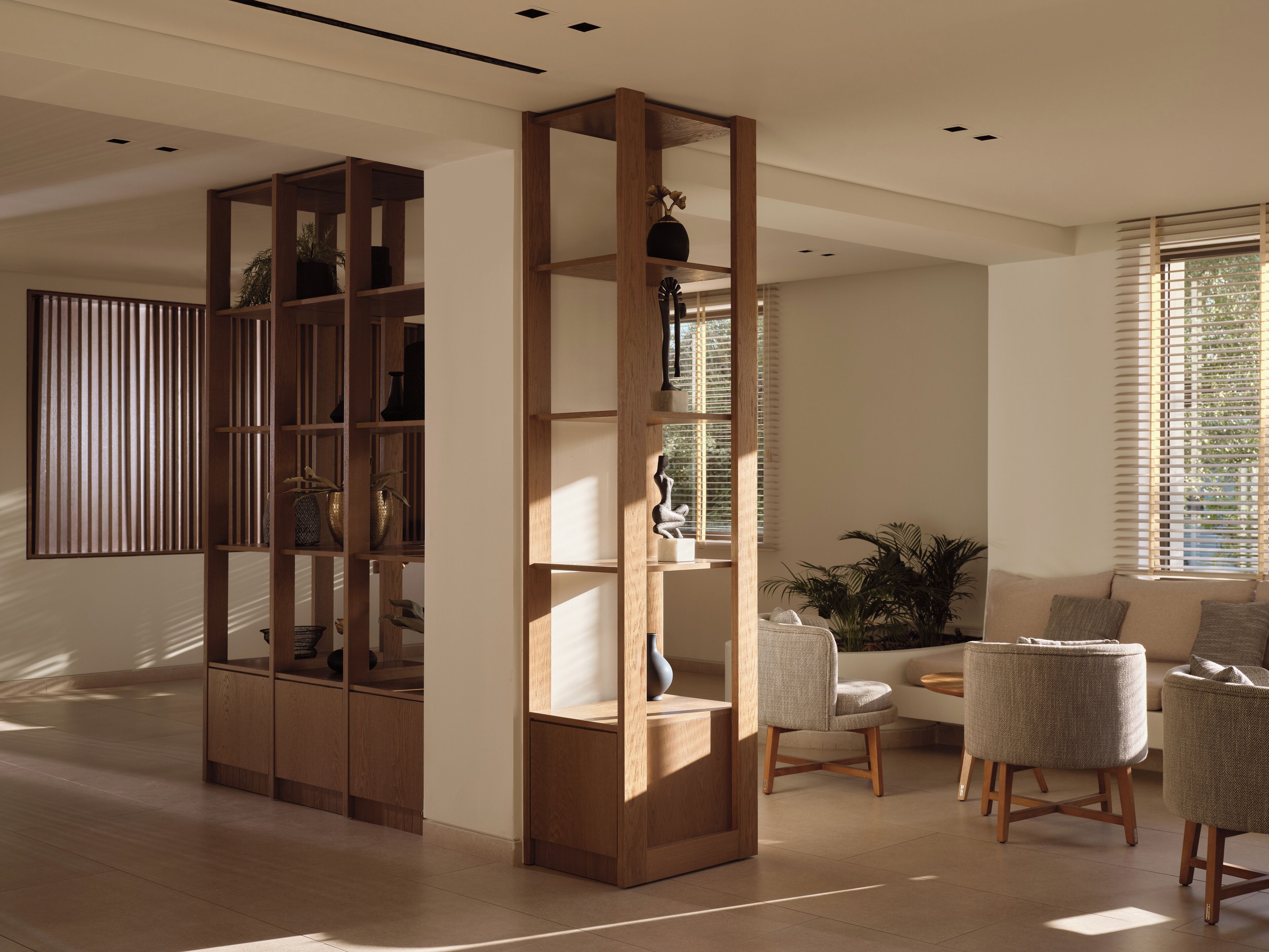 Uma sala de estar moderna com uma estante de madeira, um sofá e uma mesa de centro.