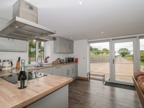 Fridge, dishwasher, electric kettle, toaster - The Old Ambulance House (Bridgwater)