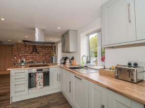 Fridge, dishwasher, electric kettle, toaster - The Old Ambulance House (Bridgwater)
