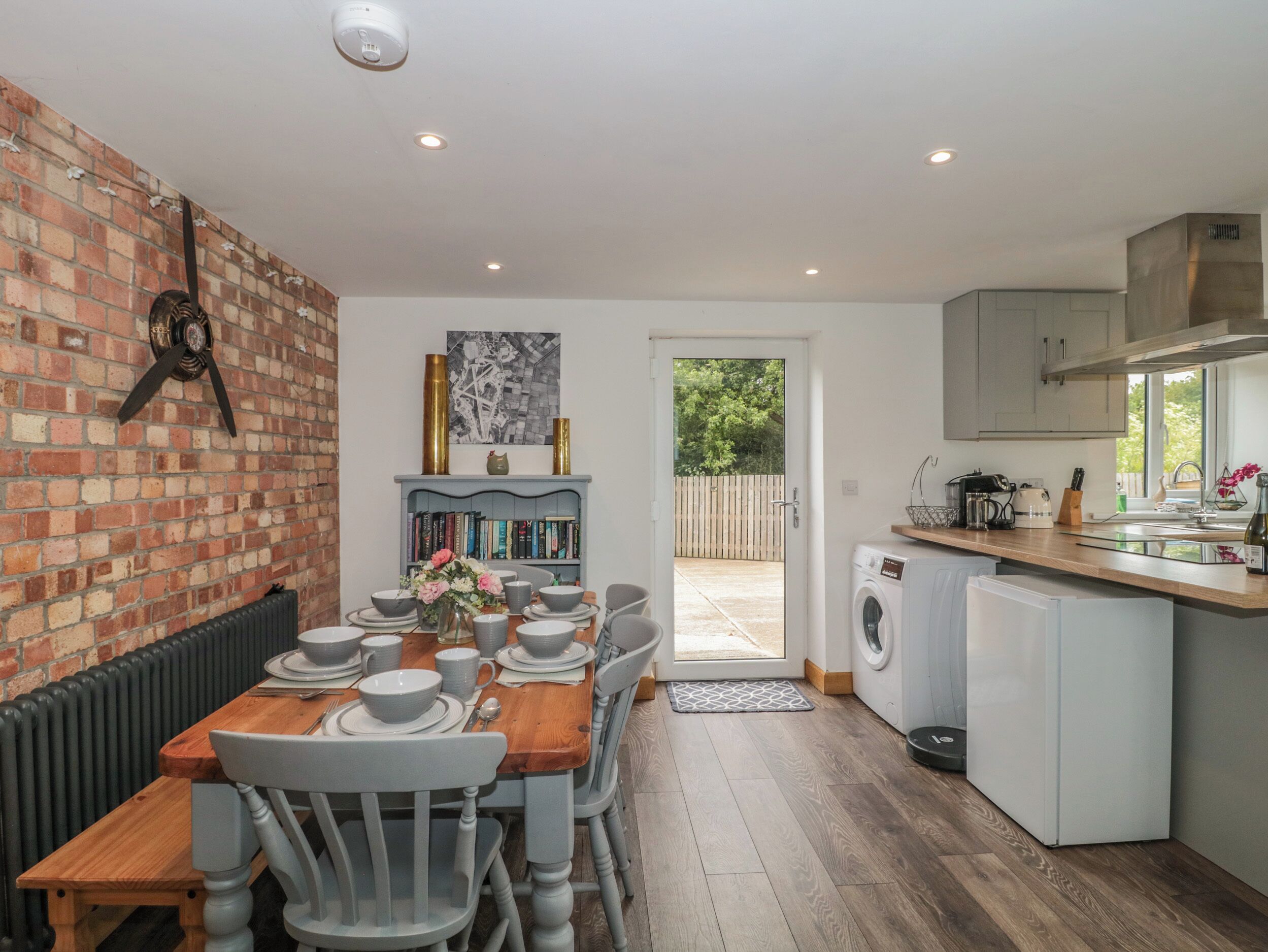 ثلاجة، غسالة أطباق، غلّاية كهربائية، محمصة خبز