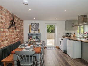 Fridge, dishwasher, electric kettle, toaster - The Old Ambulance House (Bridgwater)
