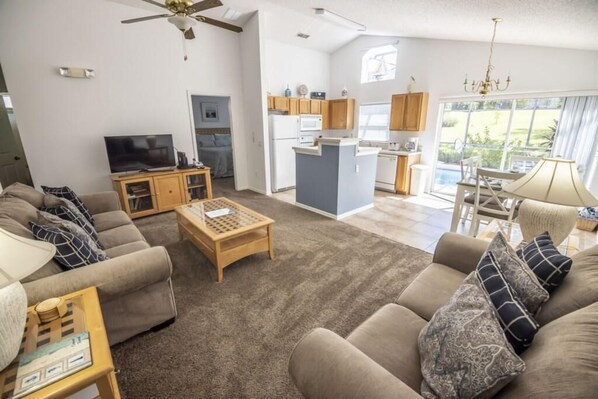 Maison, plusieurs lits (Sandy's Southern Dunes Vacation Home) | Salle de séjour