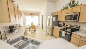 House, Multiple Beds (Sandras Eagle Pointe Vacation Home) | Private kitchen - Sandras Eagle Pointe Vacation Home (Kissimmee)