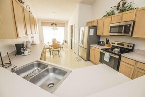 House, Multiple Beds (Sandras Eagle Pointe Vacation Home) | Private kitchen