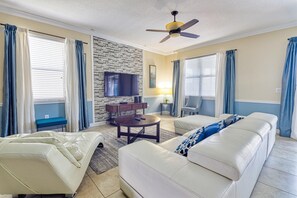 House, Multiple Beds (Wishing Star) | Living room - Wishing Star (Davenport)